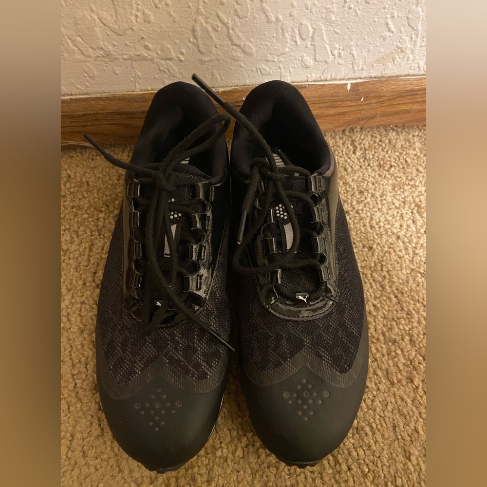 Selling these brand new black PUMA sneakers